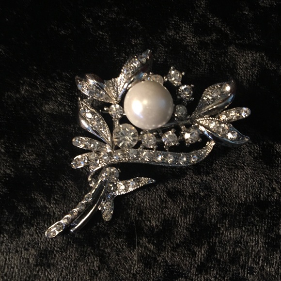Vintage Rhinestone and Faux Pearl Brooch - Picture 2 of 3